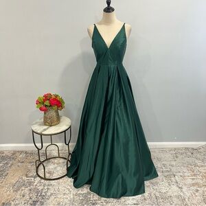 Betsy & Adam Hunter Green Cutout Bow Back Sleeveless Ballgown W/ Pockets Reemoly